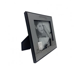 Portafoto in legno decorato con incisione dedicata alla coppia. 14x14 cm